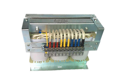 三相隔離變壓器使用時(shí)的注意事項(xiàng)